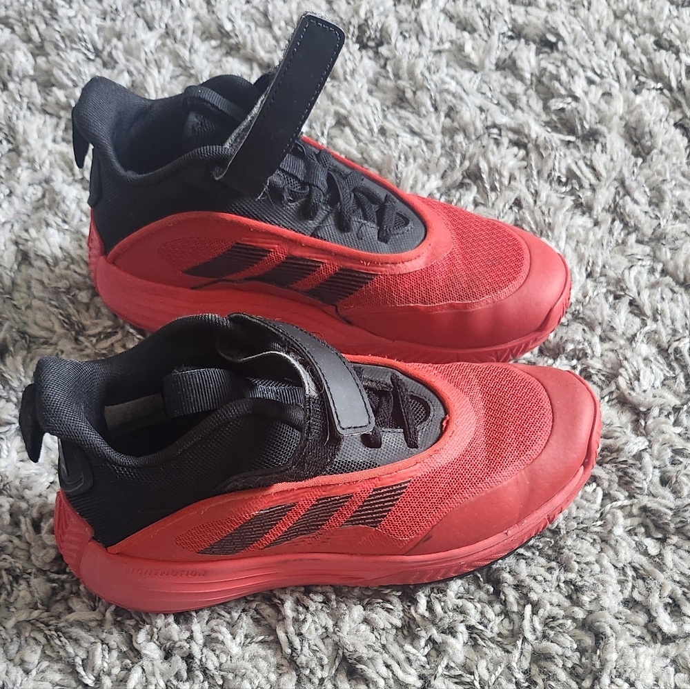 3.5 Boys Adidas Black and Red Basketball Shoes